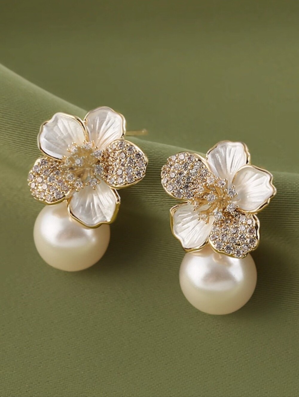 Brand New Floral Pearl Stud Earrings - Elegant White Flower Design